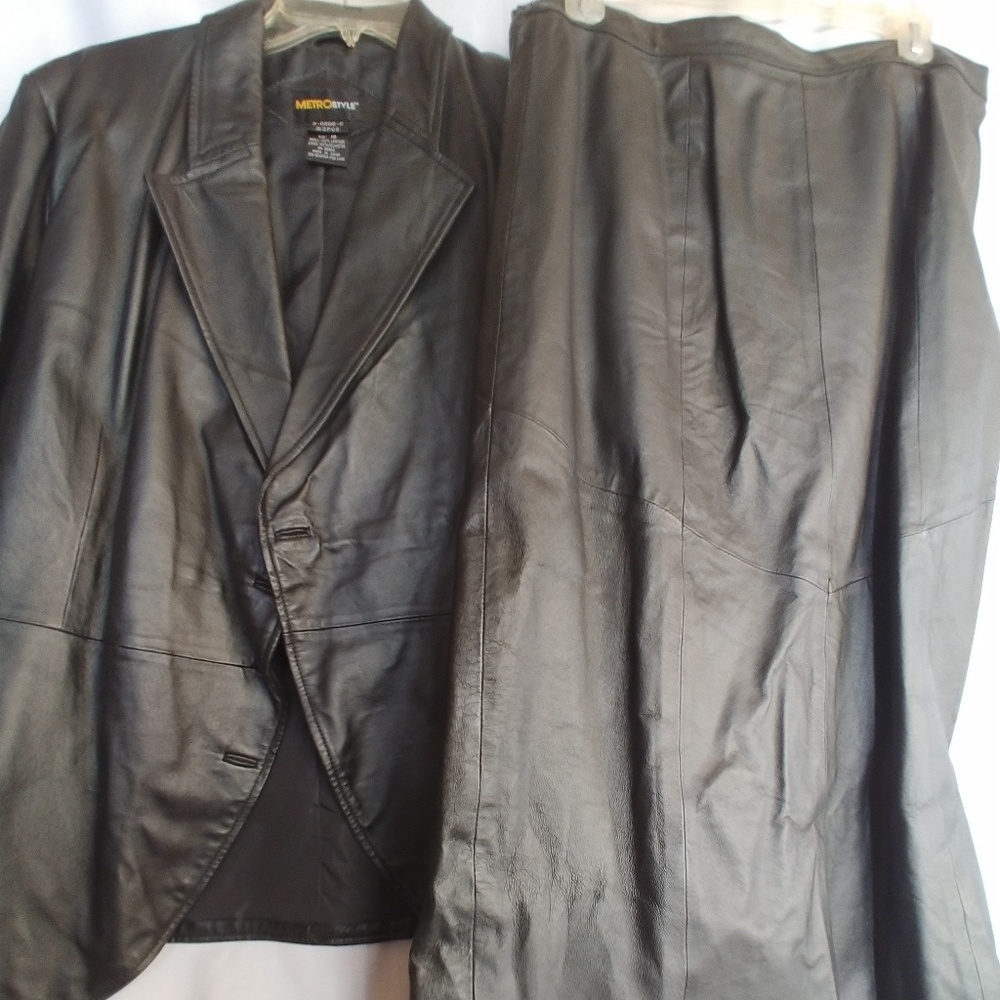Metrostyle pre-owned genuine black laather suit